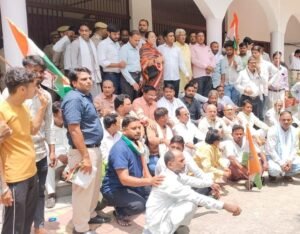 कांग्रेस प्रदेश अध्यक्ष पर फर्जी मुकदमे के विरोध में मथुरा कांग्रेस का प्रदर्शन, राज्यपाल को सौंपा ज्ञापन | New India Times