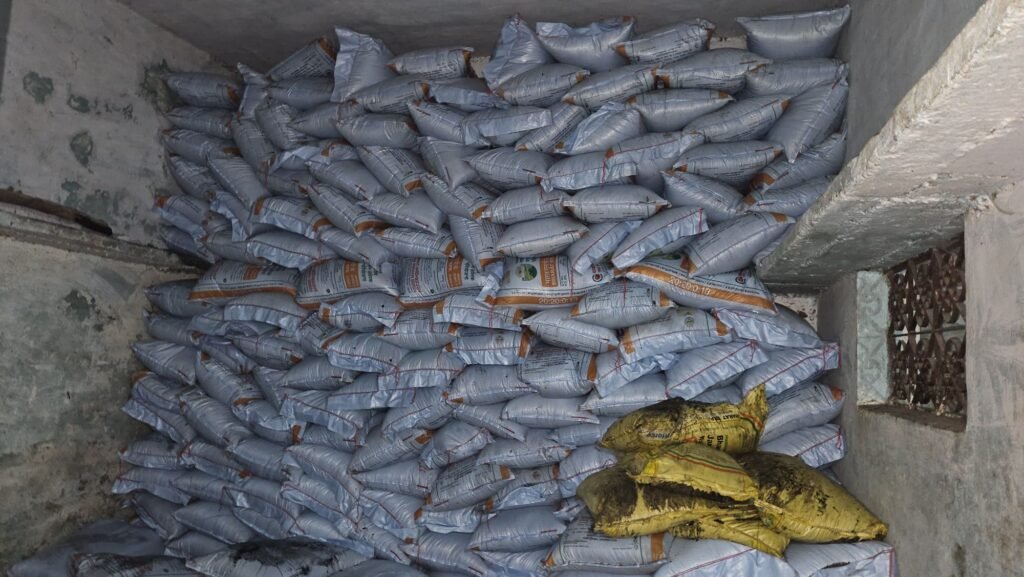 देवरी में खाद की कालाबाजारी का भंडाफोड़: 848 बोरियों सहित गोदाम सील, प्रशासन ने मारा छापा | New India Times