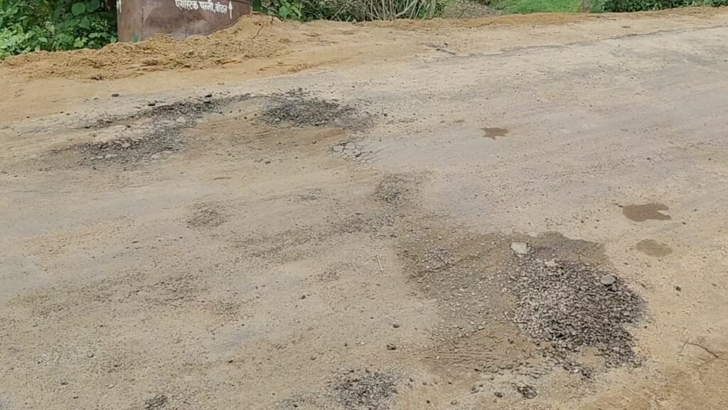 50 लाख की लागत से बनी सड़क में भारी भ्रष्टाचार, एक हफ्ते में ही खुली पोल, घटिया निर्माण में भ्रष्टाचार का बोलबाला, प्रशासन पर सरपंच ने लगाए ध्यान न देने का आरोप 2 50 लाख की लागत से बनी सड़क में भारी भ्रष्टाचार, एक हफ्ते में ही खुली पोल, घटिया निर्माण में भ्रष्टाचार का बोलबाला, प्रशासन पर सरपंच ने लगाए ध्यान न देने का आरोप | New India Times