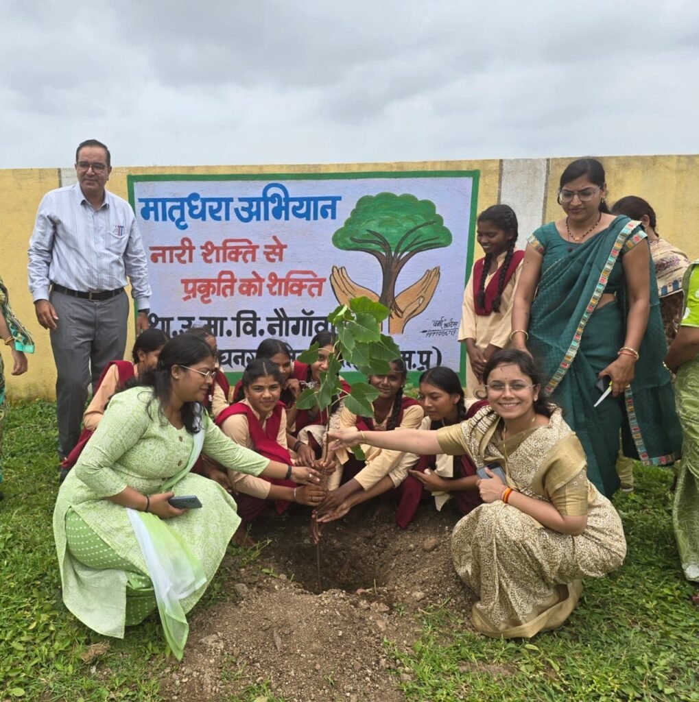 नौगांव में मातृधरा अभियान के तहत छात्राओं ने किया पौधारोपण, अधिकारियों ने किया मार्गदर्शन | New India Times