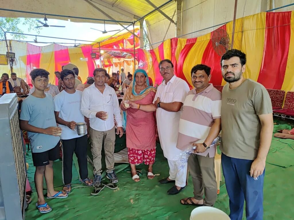 कांवड़ यात्रियों की सेवा में शिव शंकर कांवड़ सेवा समिति ने बांटी ठंडाई, समाजसेवियों की रही उपस्थिति | New India Times