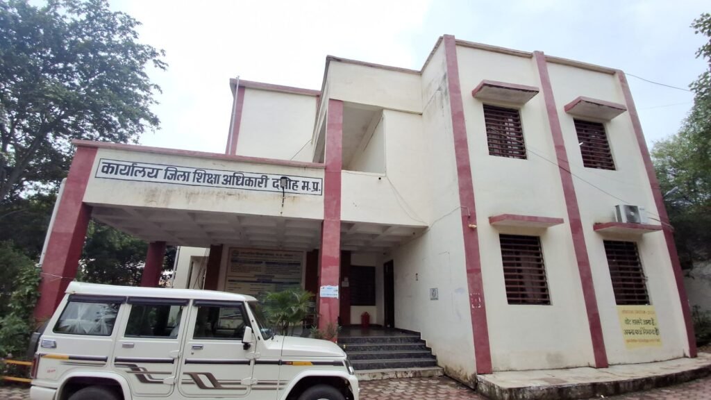 दमोह शिक्षा विभाग में भेदभाव का आरोप: सरकारी स्कूलों के 30% से कम बोर्ड रिजल्ट पर कुछ प्राचार्यों पर वेतनवृद्धि रोकने की सज़ा, लेकिन चहेतों को छोड़ दिया गया बिना नोटिस | New India Times