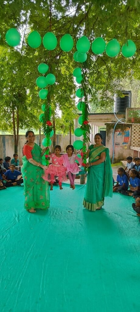 हरियाली अमावस्या पर मातृधरा अभियान के तहत सावन के झूले झूलकर नारीशक्ति ने दिया पर्यावरण संरक्षण का संदेश | New India Times