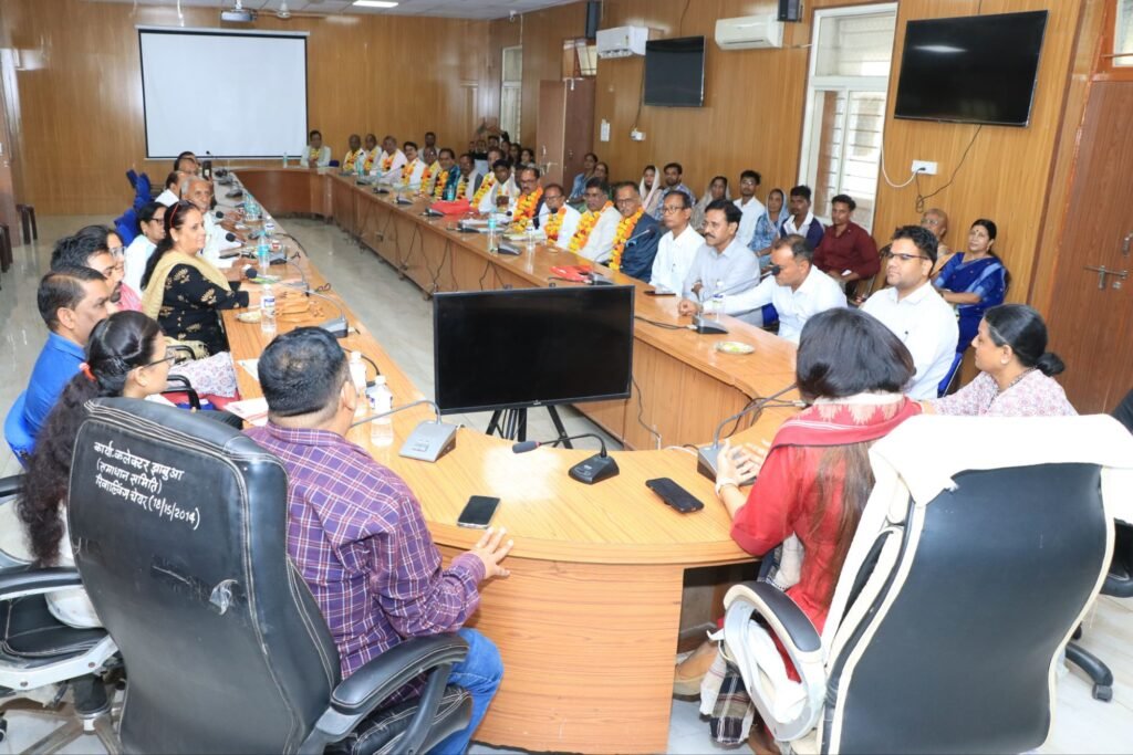 झाबुआ कलेक्टर ने किया सेवानिवृत्त कर्मचारियों का सम्मान, विदाई समारोह में दी भावभीनी शुभकामनाएं | New India Times