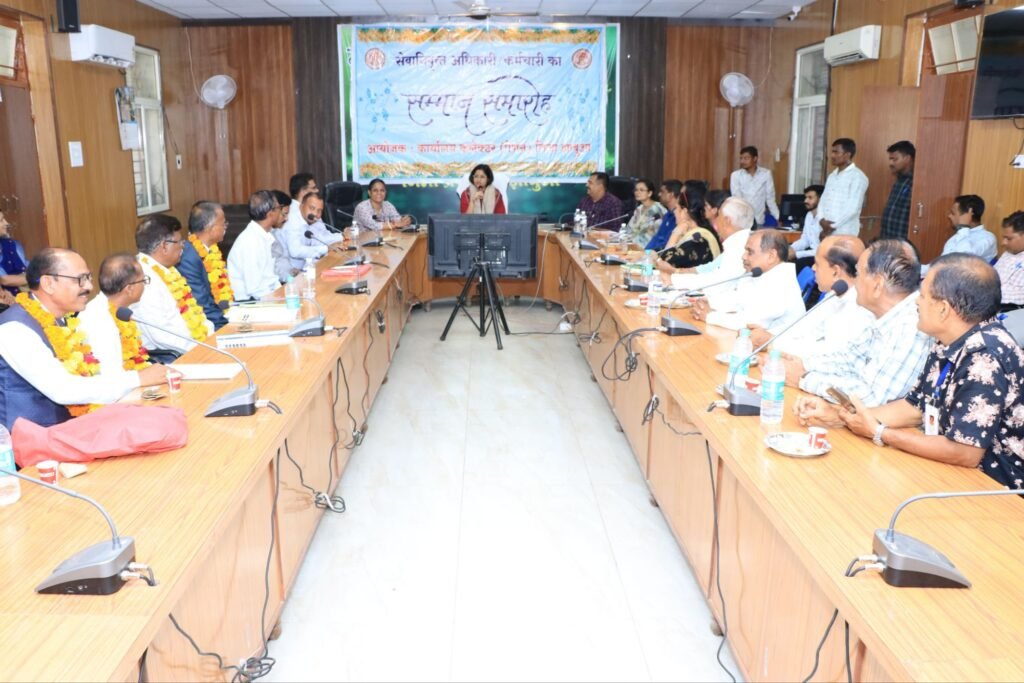 झाबुआ कलेक्टर ने किया सेवानिवृत्त कर्मचारियों का सम्मान, विदाई समारोह में दी भावभीनी शुभकामनाएं | New India Times