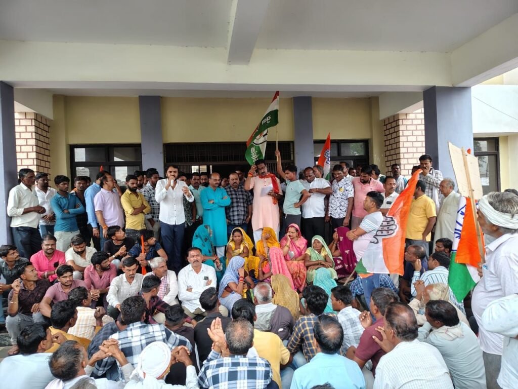 देवरी में खाद संकट पर किसानों का हल्लाबोल, पूर्व मंत्री हर्ष यादव की अगुवाई में 4:30 घंटे तक धरना | New India Times