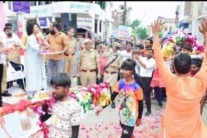 छोटी काशी में सावन उत्सव: डीएम ने की पुष्पवर्षा, शिवभक्ति में डूबा गोला नगर | New India Times