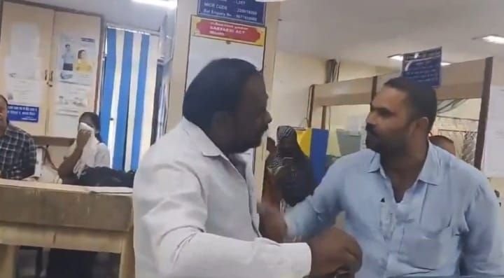 इंडियन बैंक में वर्दी का शर्मनाक दुरुपयोग: दीवान की गाली-गलौज का वीडियो वायरल, कार्रवाई की मांग तेज 2 इंडियन बैंक में वर्दी का शर्मनाक दुरुपयोग: दीवान की गाली-गलौज का वीडियो वायरल, कार्रवाई की मांग तेज | New India Times