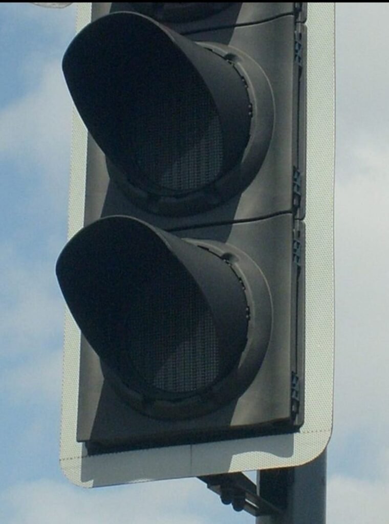 मुख्यमंत्री जी ट्रैफिक सिग्नल लाइट मथुरा में कब चालू होगी? सात करोड़ खर्च होने के बाद भी तीन वर्ष बीत जाने के बाद भी ट्रैफिक सिग्नल लाइट चालू नहीं हुई: संस्थापक अध्यक्ष विनोद दीक्षित | New India Times