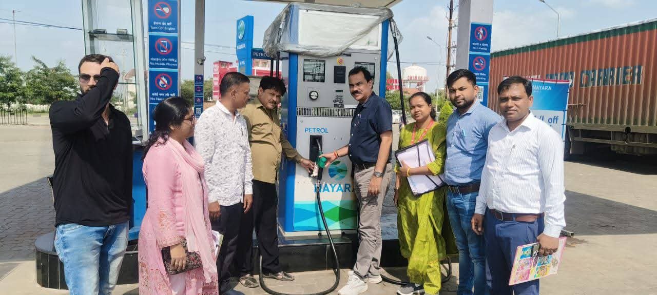 बिना हेलमेट के पेट्रोल देने पर पेट्रोल पंप को किया गया सील,अन्य पेट्रोल पंप संचालकों में मचा हड़कंप | New India Times