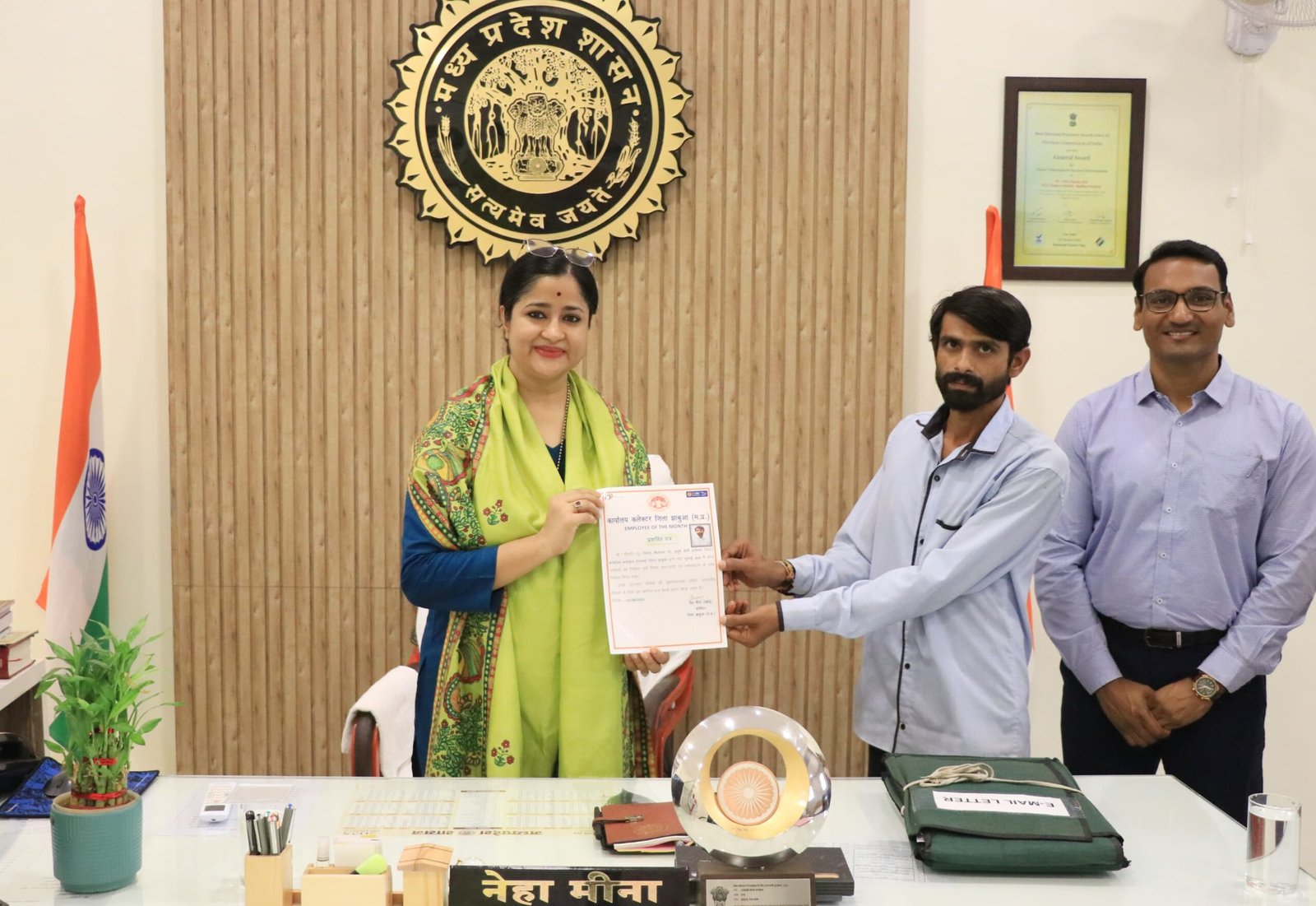 सर्वश्रेष्ठ कार्य करने पर बसंत मोरी एवं विनोद बिलवाल को “बेस्ट इम्प्लॉय ऑफ द मन्थ” का दिया गया प्रमाण पत्र | New India Times