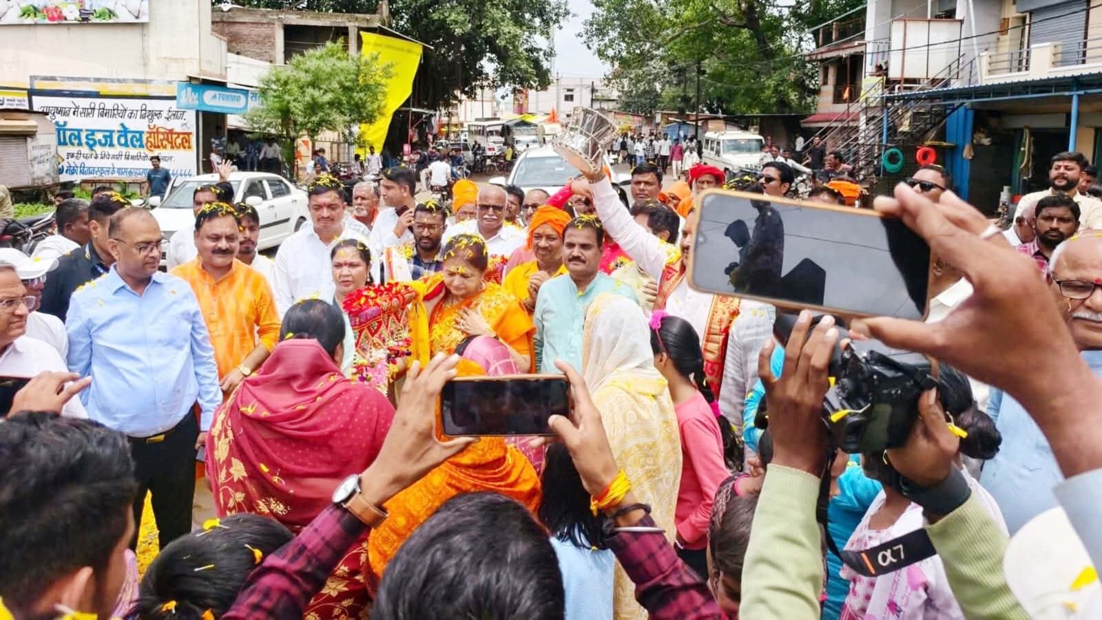 बुरहानपुर विधायक अर्चना चिटनिस ने जय मां ताप्ती शिव श्रद्धा कावड़ यात्रा में भावपूर्ण सहभागिता कर भक्तों का किया स्वागत | New India Times