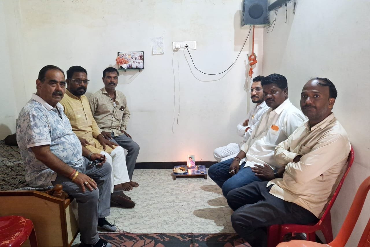 पांढुरना में प्रतिपक्ष नेता सुरेश सुरजुसे की माताश्री के निधन पर विधायक नीलेश उइके समेत कांग्रेस नेताओं ने दी श्रद्धांजलि | New India Times