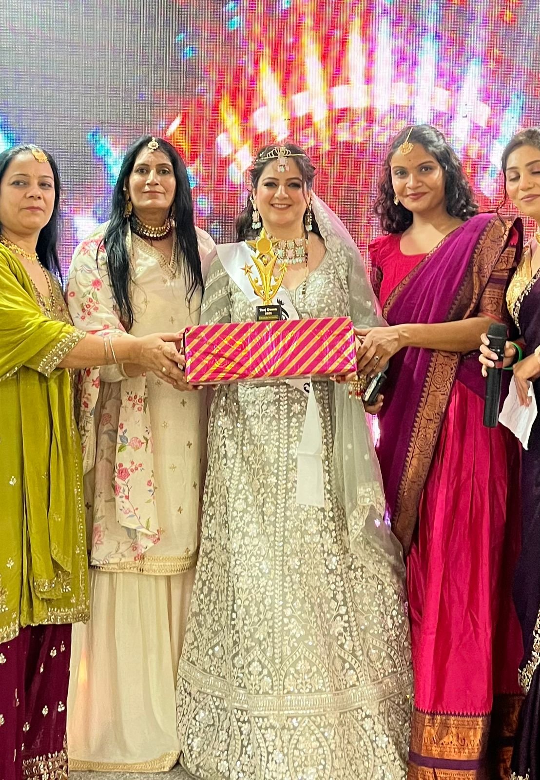 "खुशी के पल" संस्था ने पारंपरिक अंदाज़ में मनाया तीज उत्सव, रैम्प वॉक और नृत्य ने बटोरी तालियां 1 "खुशी के पल" संस्था ने पारंपरिक अंदाज़ में मनाया तीज उत्सव, रैम्प वॉक और नृत्य ने बटोरी तालियां | New India Times