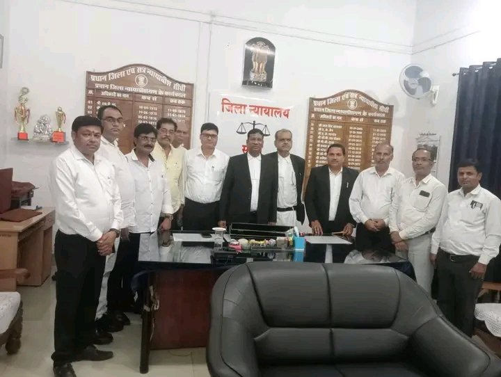 सीधी जिला अधिवक्ता संघ में निर्वाचित पदाधिकारियों की अनौपचारिक बैठक, न्यायाधीशों से हुई सौहार्दपूर्ण मुलाकात | New India Times