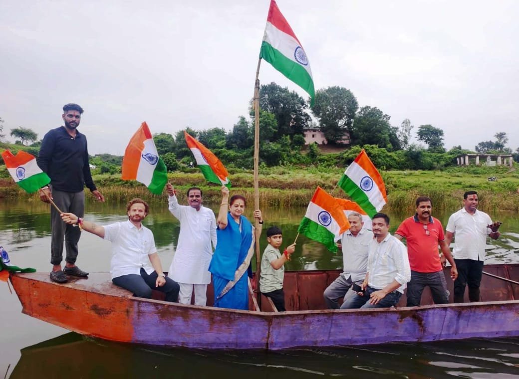 बुरहानपुर में ताप्ती नदी के बीच नौका पर सजी अनोखी तिरंगा यात्रा, अर्चना चिटनिस ने दिलाया स्वच्छता व राष्ट्रभक्ति का संकल्प | New India Times