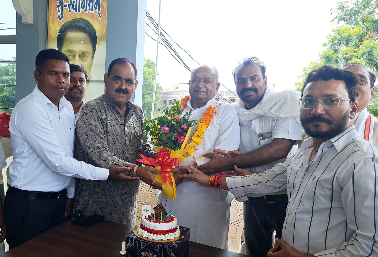 पांढुर्णा में कांग्रेस पदाधिकारियों ने विश्वास कांबे का मनाया जन्मदिन 1 पांढुर्णा में कांग्रेस पदाधिकारियों ने विश्वास कांबे का मनाया जन्मदिन | New India Times