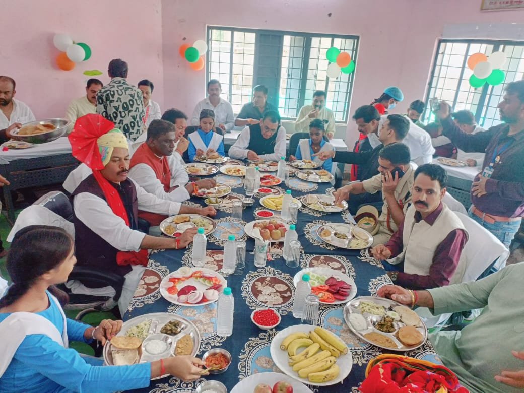 मध्यान्ह भोजन में नेताओं की थालियां भरी, छात्राओं की थाली रही खाली | New India Times