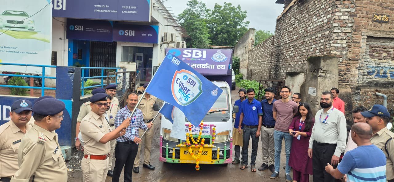 एसबीआई बैंक द्वारा आयोजित "साइबर सतर्क जागरूकता रथ" को  एडिशनल एसपी अंतरसिंह कनेश ने हरी झंडी दिखाकर किया रवाना | New India Times