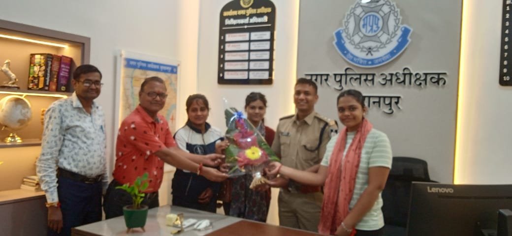 मां तुझे प्रणाम योजना’ में बुरहानपुर की 7 युवतियां चयनित, नगर पुलिस अधीक्षक श्री गौरव पाटिल ने किया उत्साहवर्धन | New India Times
