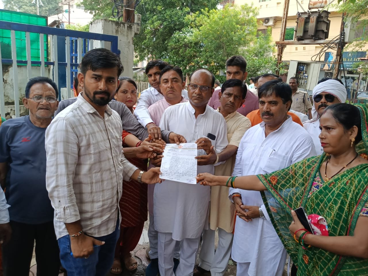 तानसेन नगर बिजली घर का घेराव: कांग्रेस ने स्मार्ट मीटर, कटौती और खतरनाक ट्रांसफार्मरों पर खोला मोर्चा | New India Times