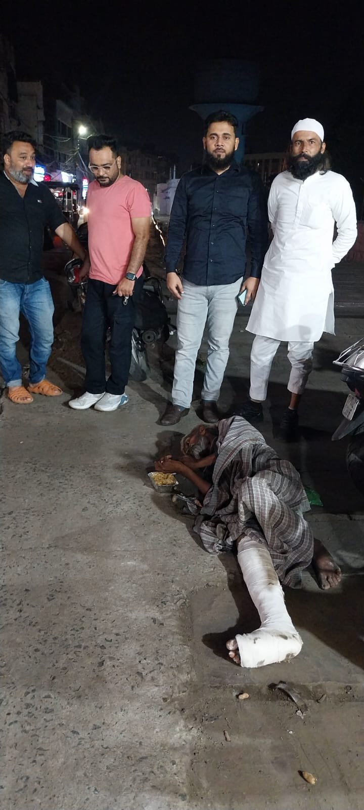 लावारिस मरीज को रात में बाहर फेंकवाने का हमीदिया हॉस्पिटल के कर्मियों पर लगा सनसनीखेज आरोप | New India Times