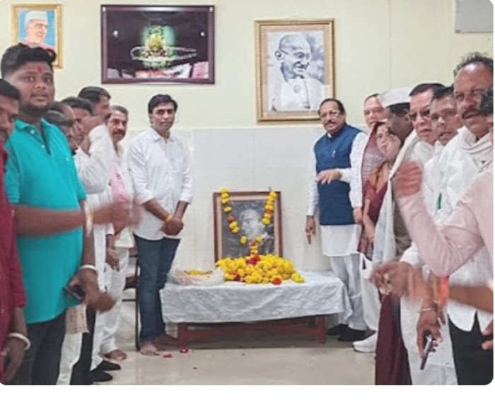 पूर्व प्रधानमंत्री राजीव गांधी की जयंती पर श्रद्धांजलि सभा, कांग्रेस नेताओं ने किया माल्यार्पण | New India Times