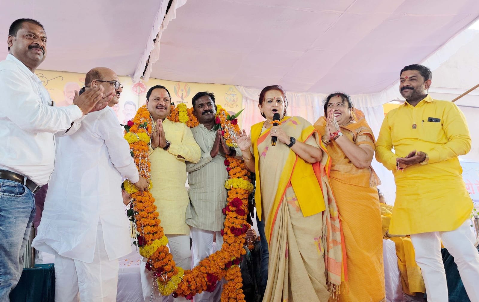 बुरहानपुर में सफाई मित्रों का हुआ सम्मान, विधायक अर्चना चिटनिस और महापौर माधुरी पटेल ने धोए पैर व फूल बरसाए | New India Times