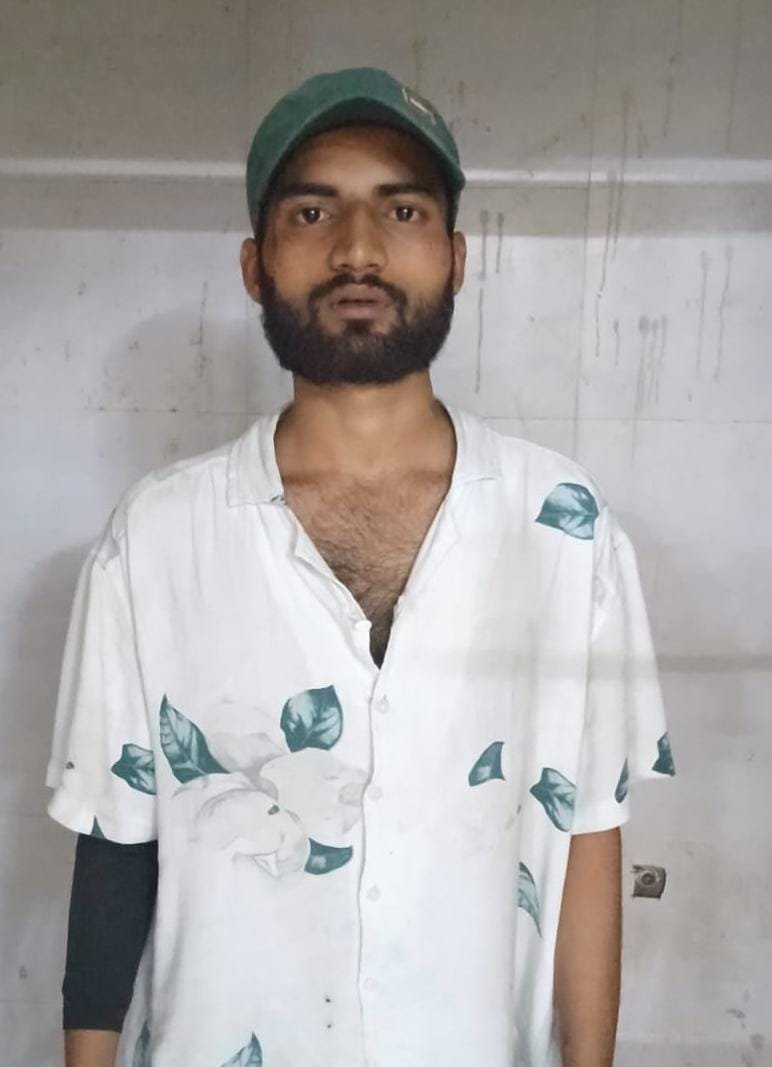 यात्रियों की सतर्कता से पकड़ा गया संदिग्ध युवक | New India Times