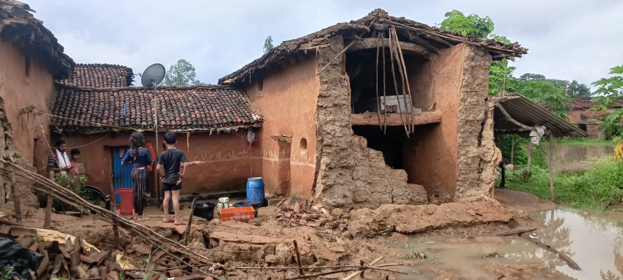सोनभद्र में लगातार मूसलाधार बारिश से कई मकान ढहे, ग्रामीणों ने जिलाधिकारी से मदद की मांग की | New India Times