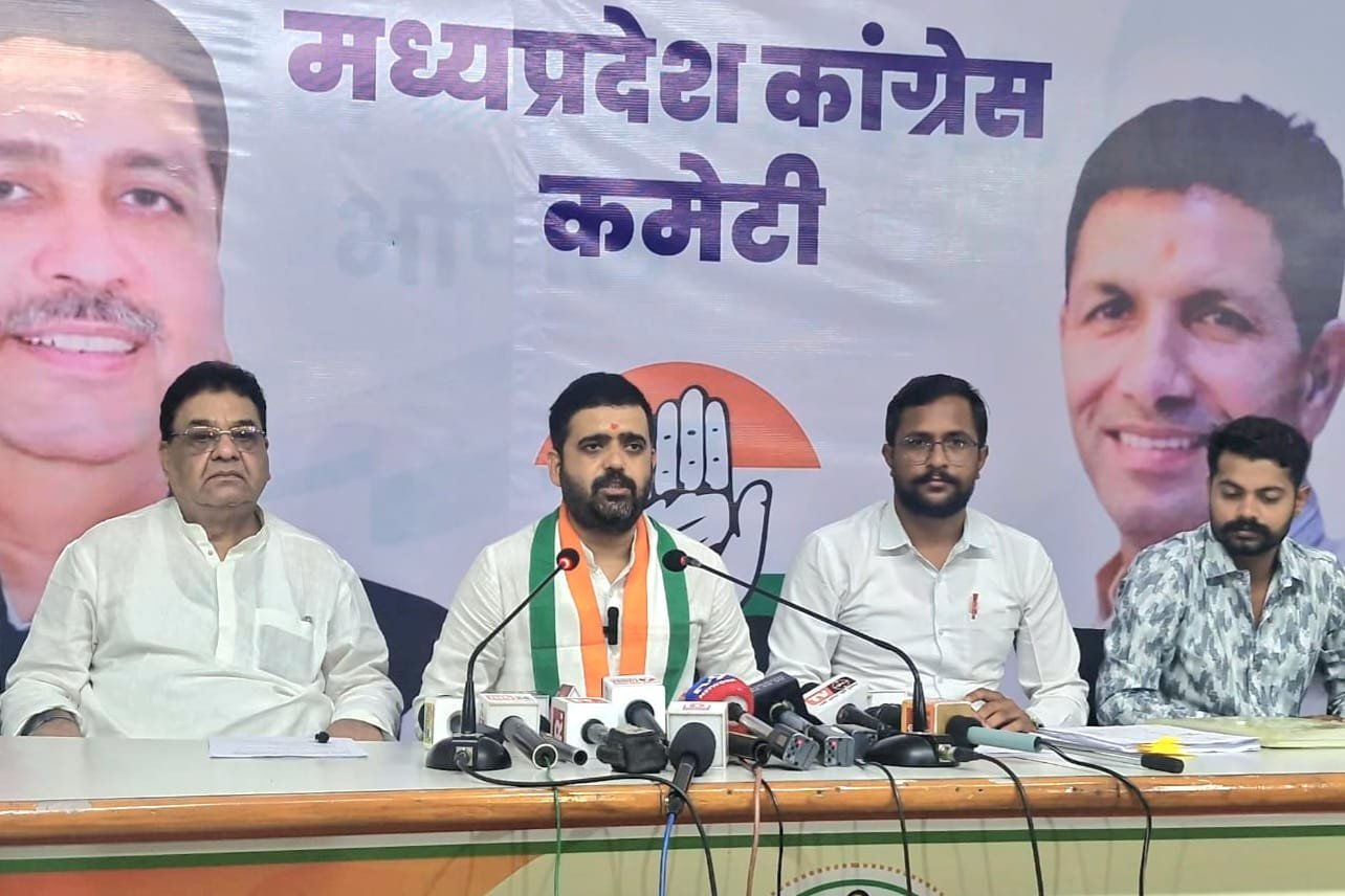 मप्र की शिक्षा व्यवस्था को माफिया कर रहे हैं संचालित,सरकार की मौन स्वीकृति से छात्रों को निजी महाविद्यालय में दुगनी फीस भरने के लिए किया जा रहा है मजबूर:विवेक त्रिपाठी | New India Times