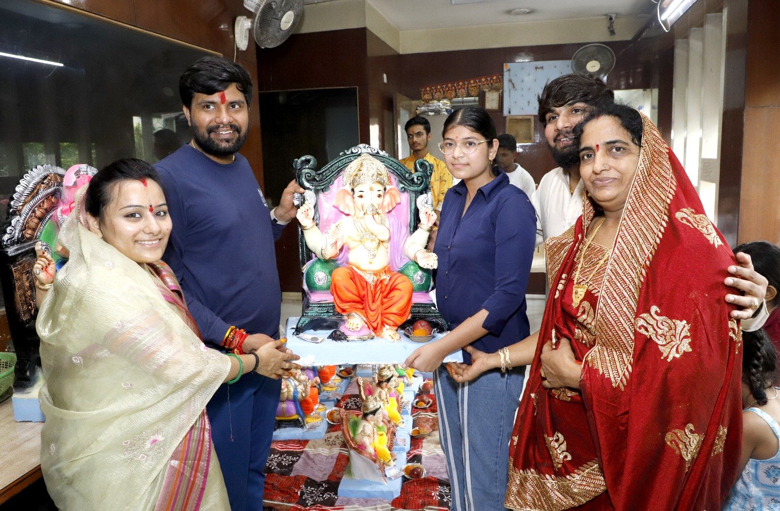 मेघनगर में गणेश चतुर्थी पर जैन परिवार ने बांटी मूर्तियां, भक्तों का उमड़ा हुजूम | New India Times