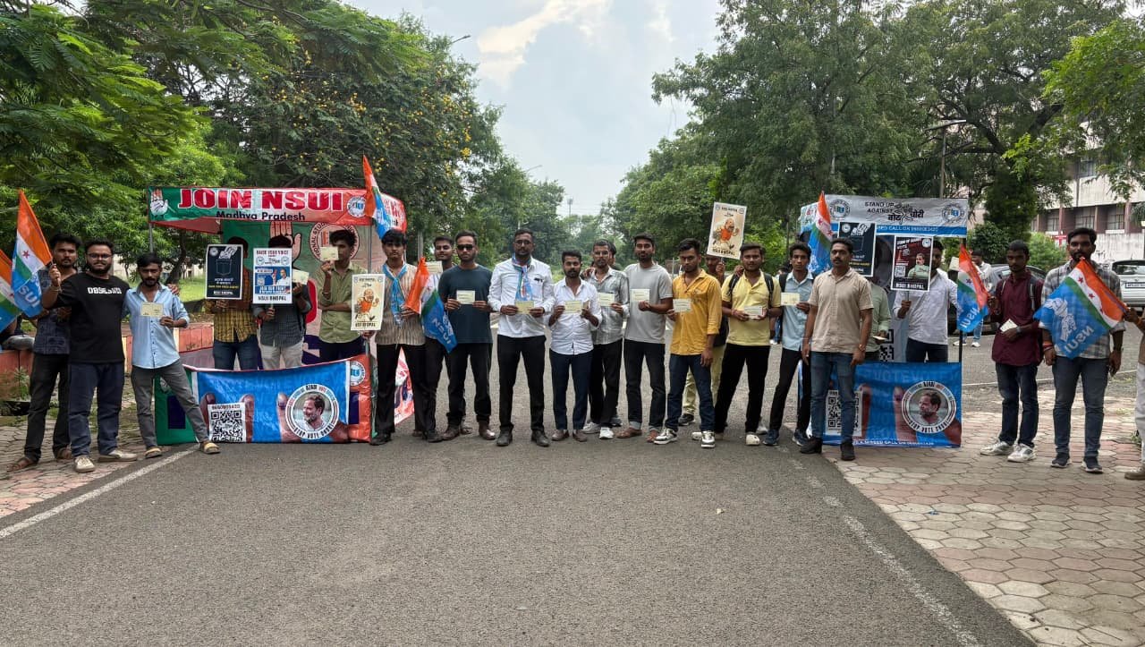 एनएसयूआई ने आरजीपीवी एवं एसआईआरटी कॉलेज में वोट चोरी के खिलाफ चलाया पोस्टकार्ड अभियान | New India Times