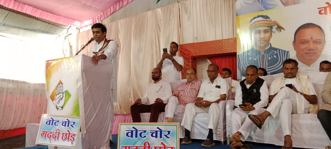 झाबुआ में कांग्रेस का शक्ति प्रदर्शन: "वोट चोर गद्दी छोड़" नारों के साथ रैली, राष्ट्रपति-राज्यपाल के नाम सौंपा ज्ञापन | New India Times