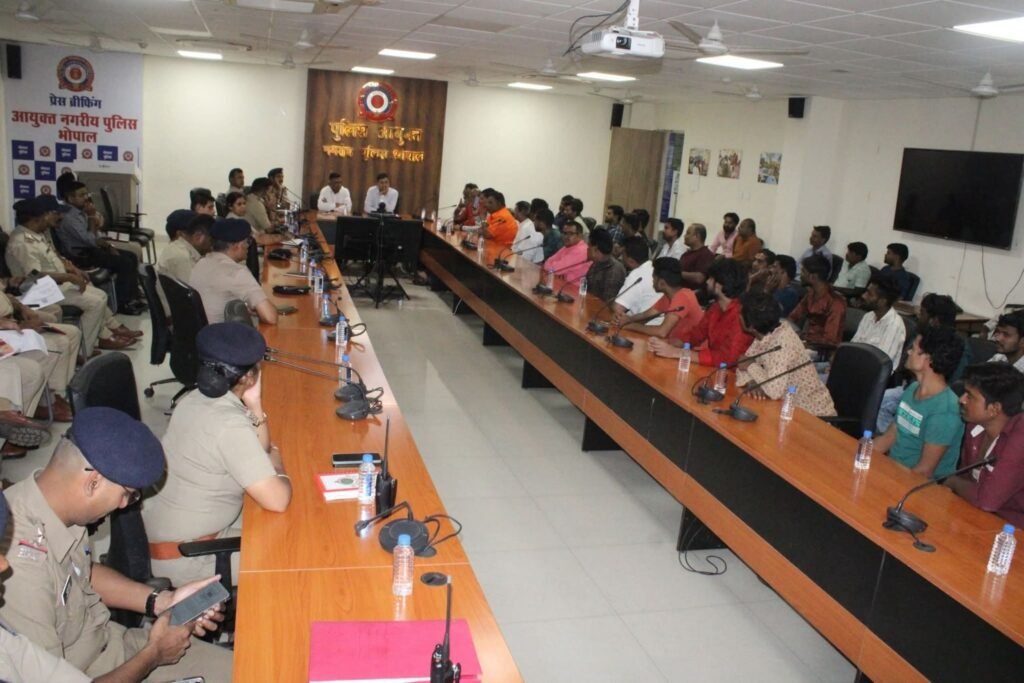 आगामी त्यौहारों को लेकर शांति व सुरक्षा व्यवस्था के मद्देनजर मूर्ति निर्माताओं एवं आयोजकों की बैठक सम्पन्न | New India Times