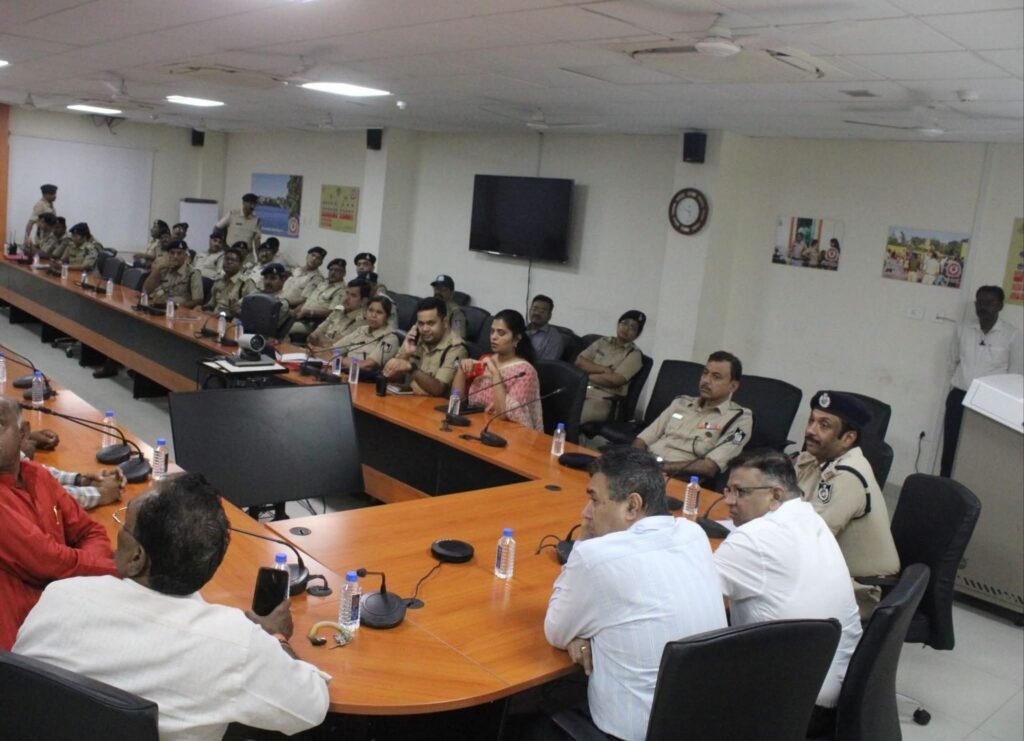 आगामी त्यौहारों को लेकर शांति व सुरक्षा व्यवस्था के मद्देनजर मूर्ति निर्माताओं एवं आयोजकों की बैठक सम्पन्न | New India Times