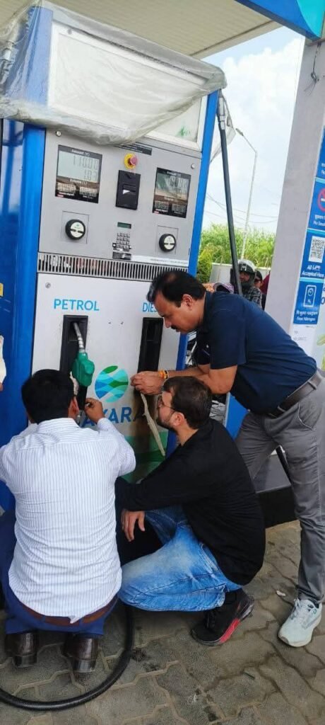 बिना हेलमेट के पेट्रोल देने पर पेट्रोल पंप को किया गया सील,अन्य पेट्रोल पंप संचालकों में मचा हड़कंप | New India Times