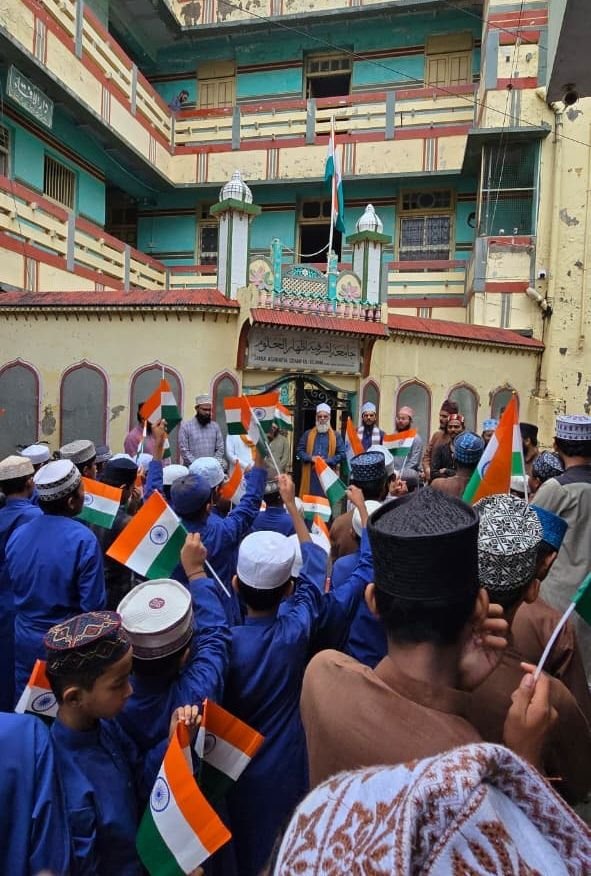 जामिया अशरफ़िया में धूमधाम से मनाया गया जश्न-ए-यौम-ए-आज़ादी, मुल्क की तरक्की के लिए की गई दुआ 2 जामिया अशरफ़िया में धूमधाम से मनाया गया जश्न-ए-यौम-ए-आज़ादी, मुल्क की तरक्की के लिए की गई दुआ | New India Times