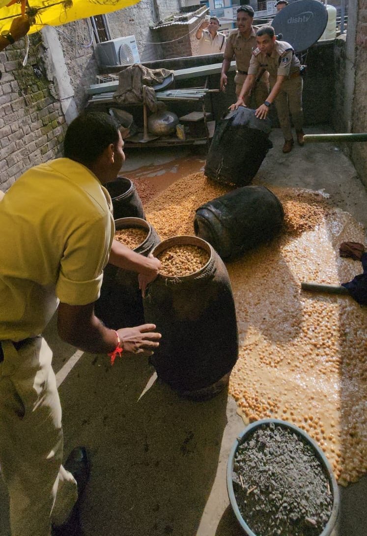 झाबुआ में आबकारी विभाग की बड़ी कार्यवाही, 5000 किलो महुआ लहान जप्त | New India Times