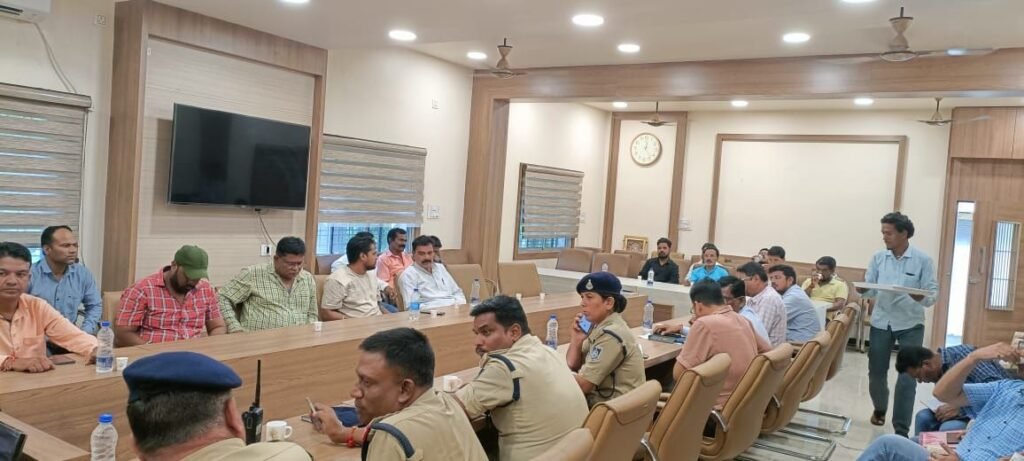 पांढुर्णा कलेक्टर एवं पुलिस अधीक्षक महोदय ने राष्ट्रीय पर्व 15 अगस्त एवं गोटमार मेले से पुर्व ली शांति समिति की बैठक | New India Times