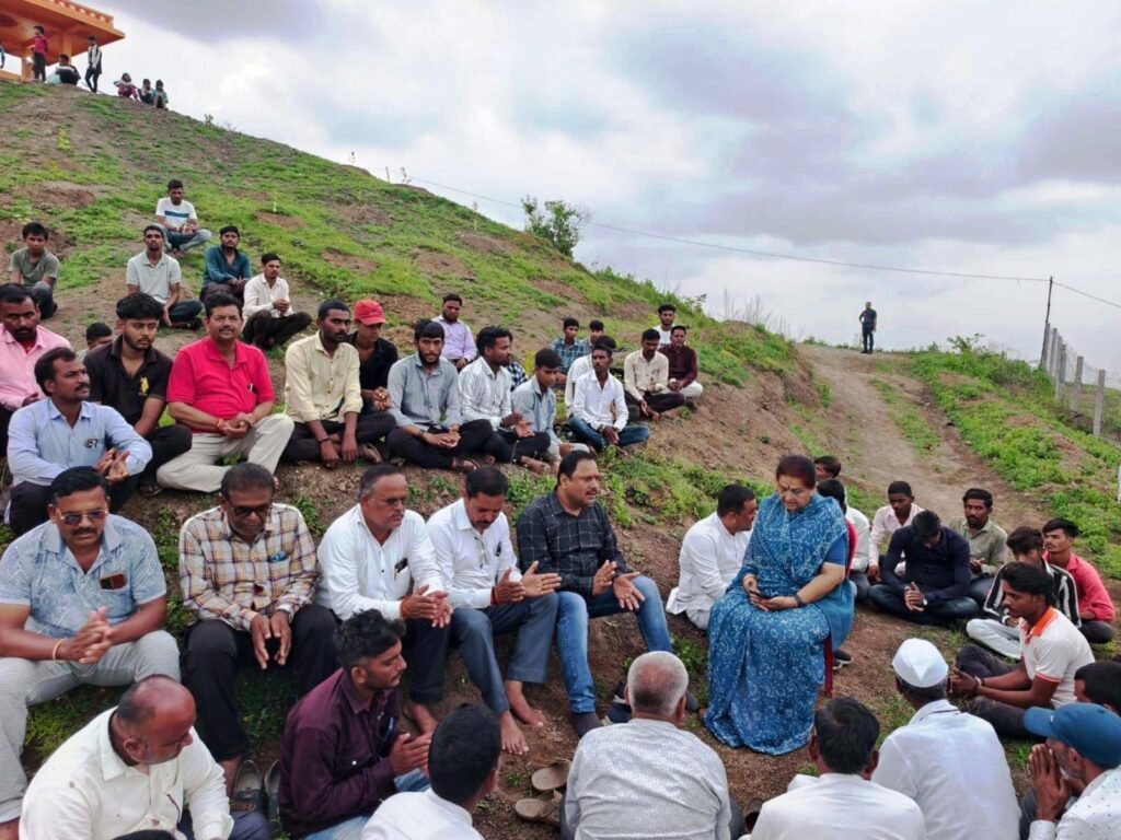 विधायक अर्चना चिटनिस ने ग्राम मोहद में श्री हनुमान पर्वत पर सामूहिक हनुमान चालीसा का पाठ कर किया पौधारोपण | New India Times