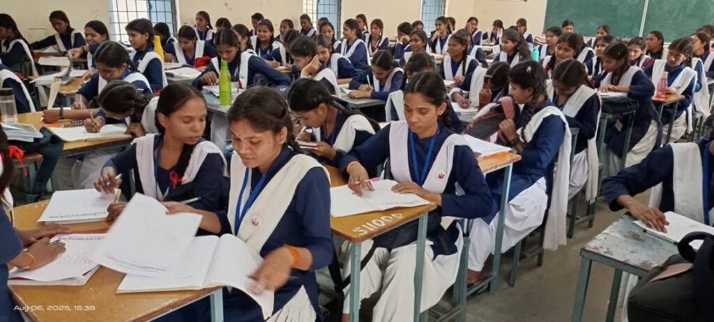 झाबुआ के छात्रों ने वीर सैनिकों को लिखे प्रेरणादायक पत्र, राष्ट्रभक्ति और स्वच्छता का दिया संदेश | New India Times