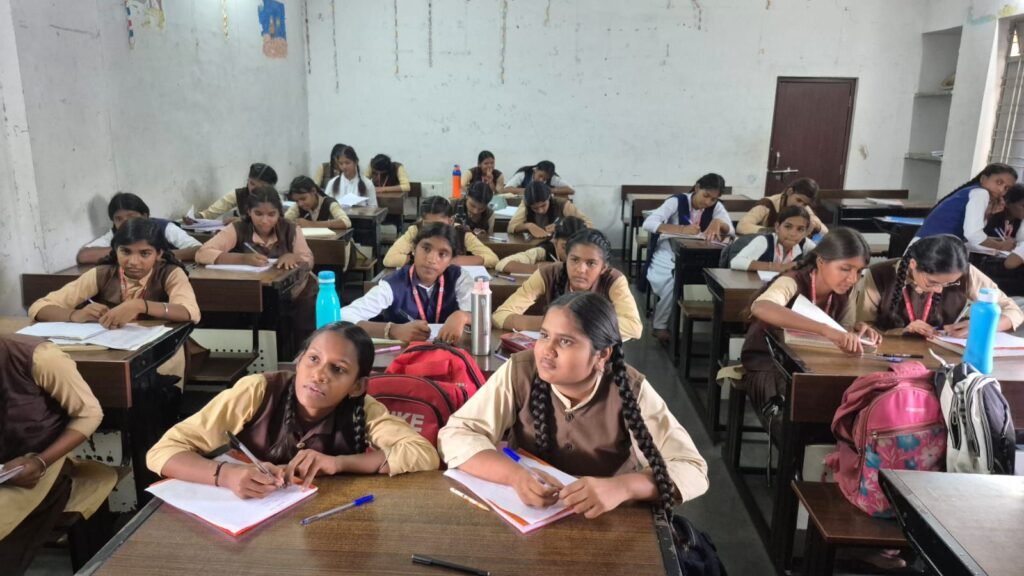 झाबुआ के छात्रों ने वीर सैनिकों को लिखे प्रेरणादायक पत्र, राष्ट्रभक्ति और स्वच्छता का दिया संदेश | New India Times