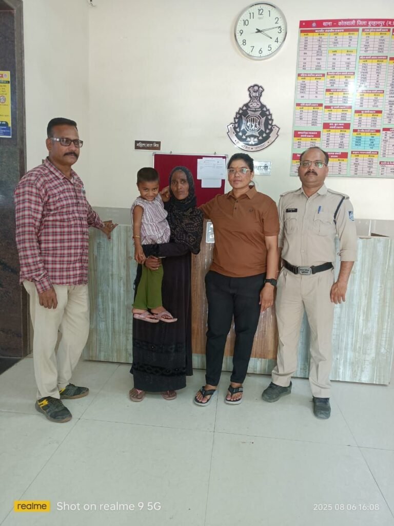 मंडी चौक में भटकी मासूम को कोतवाली पुलिस ने मिलाया मां से, मानवीय संवेदनशीलता का परिचय 2 मंडी चौक में भटकी मासूम को कोतवाली पुलिस ने मिलाया मां से, मानवीय संवेदनशीलता का परिचय | New India Times