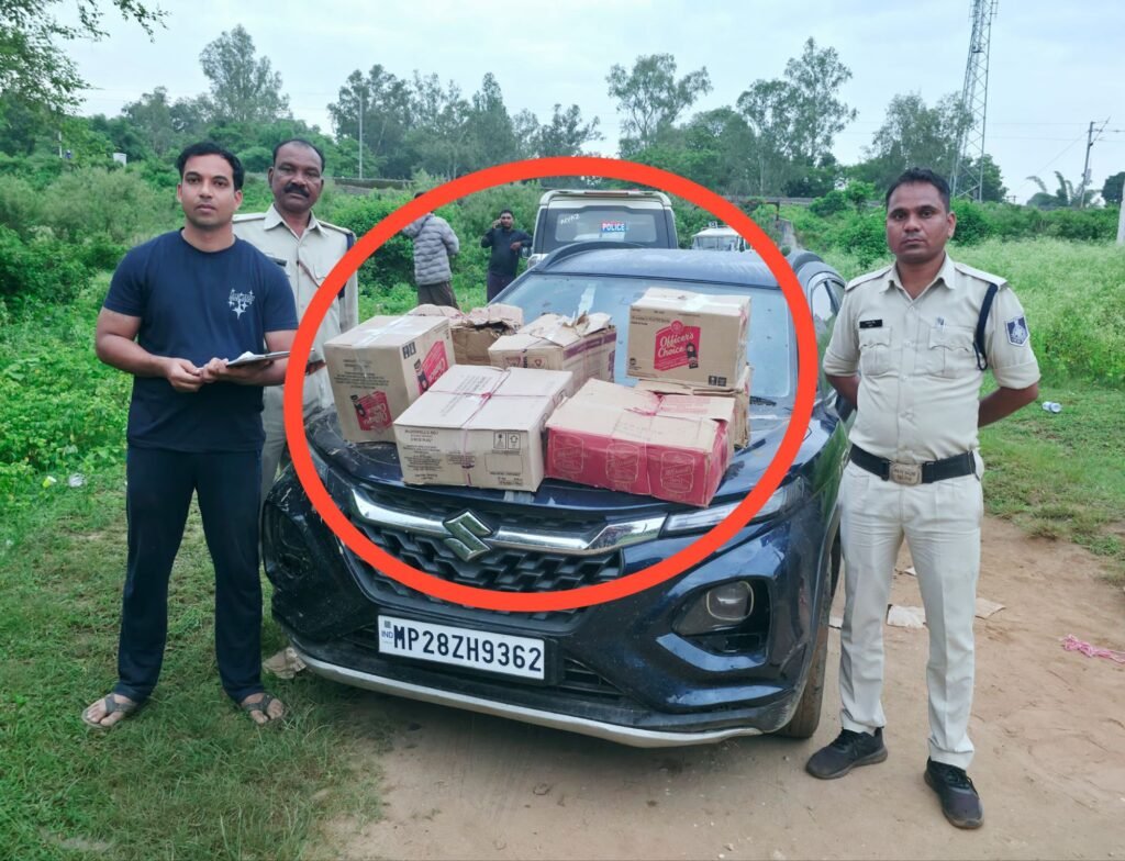 पुलिस को देखकर भागा आरोपी, कार से मिली 54.93 लीटर अवैध अंग्रेजी शराब 2 पुलिस को देखकर भागा आरोपी, कार से मिली 54.93 लीटर अवैध अंग्रेजी शराब | New India Times