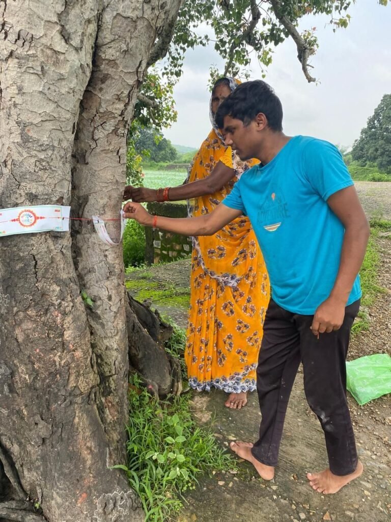 'मोगली पलटन' का सुरक्षा बंधन अभियान: पेड़ों को राखी बांधकर दी संरक्षण की सीख | New India Times