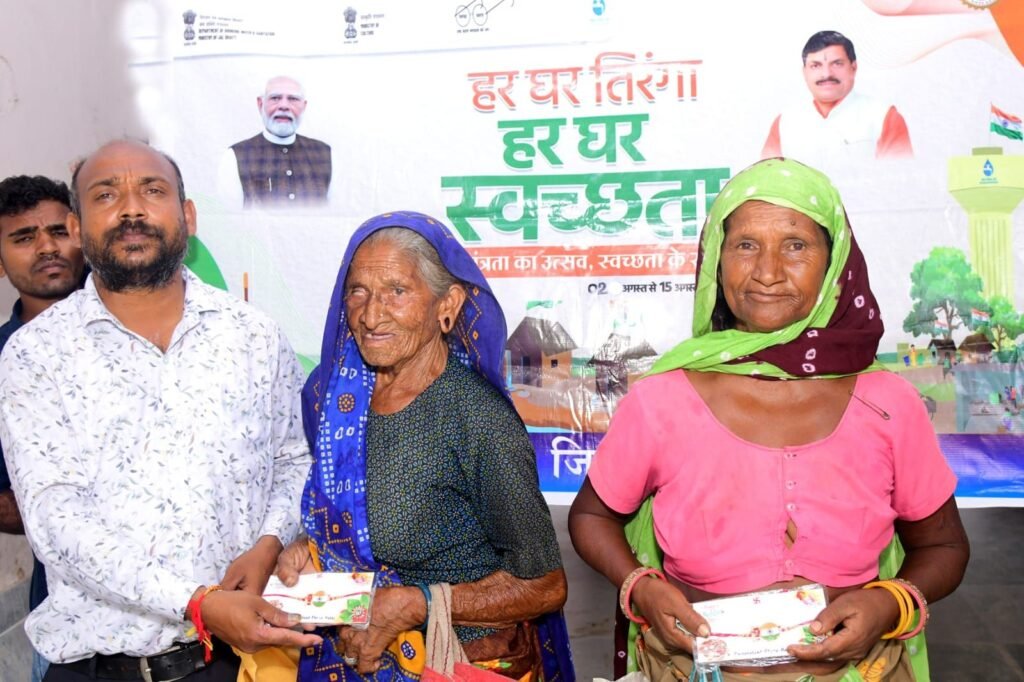 मेघनगर में ‘हर घर तिरंगा, हर घर स्वच्छता’ अभियान के तहत तिरंगा राखी वितरण | New India Times