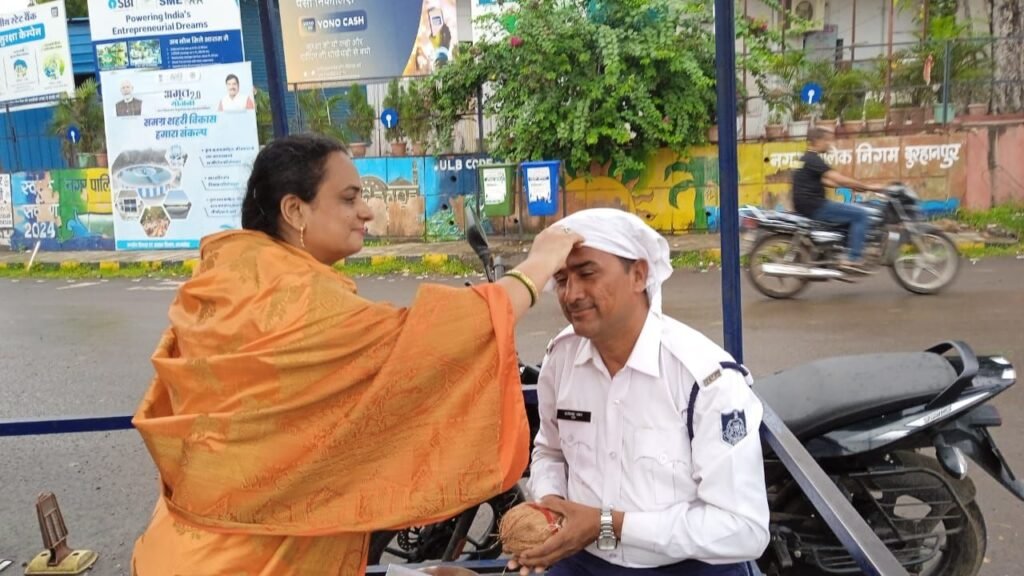 ताप्ती सेवा समिति ने रक्षा बंधन पर पुलिस कर्मियों को राखी बांधकर किया सम्मान 2 ताप्ती सेवा समिति ने रक्षा बंधन पर पुलिस कर्मियों को राखी बांधकर किया सम्मान | New India Times