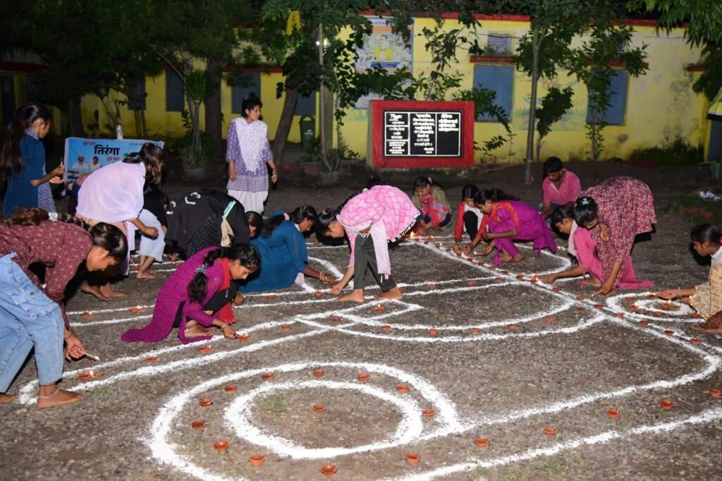मेघनगर कन्या स्कूल की छात्राओं ने 150 से अधिक दीप प्रज्वलित कर तिरंगा रेखांकित कर मनाया उत्सव | New India Times