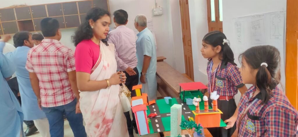 बाल वैज्ञानिकों की रचनात्मकता निखारने हेतु आनन्दराम ढांढनियाँ सरस्वती विद्या मंदिर में विज्ञान मेला | New India Times